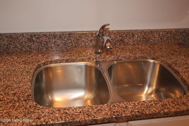 7606 Kendrick Crossing Ln, Louisville, KY 40291