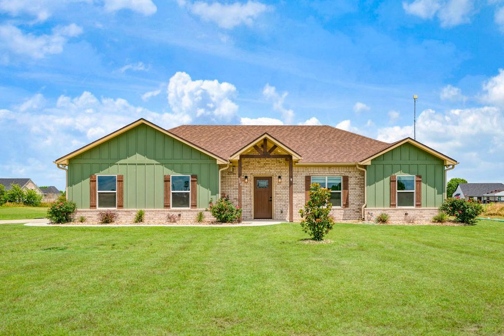 204 Private Road 33083, Sumner, TX 75486