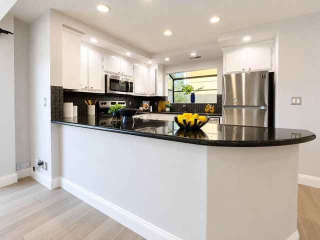 27 El Camino Real 1, Burlingame, CA 94010