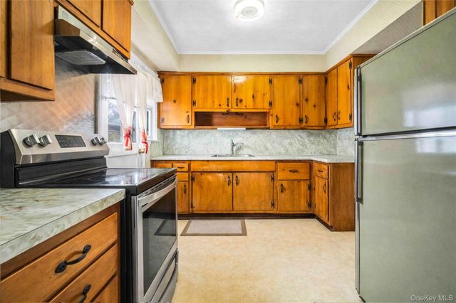 1097 Carll Drive, Bay Shore, NY 11706