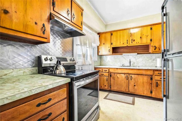 1097 Carll Drive, Bay Shore, NY 11706