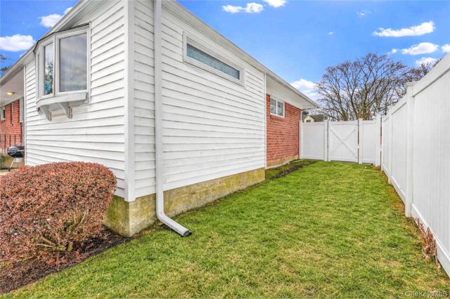 1097 Carll Drive, Bay Shore, NY 11706