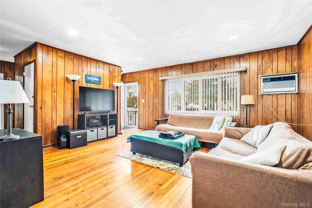 1097 Carll Drive, Bay Shore, NY 11706