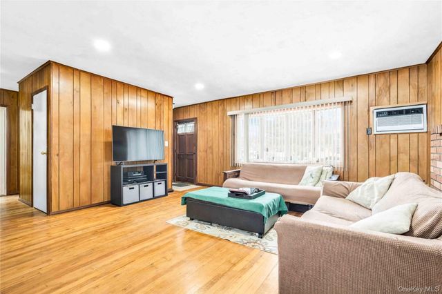 1097 Carll Drive, Bay Shore, NY 11706