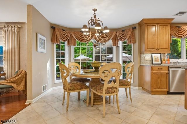 22 Trails End Ct, Westfield Town, NJ 07090