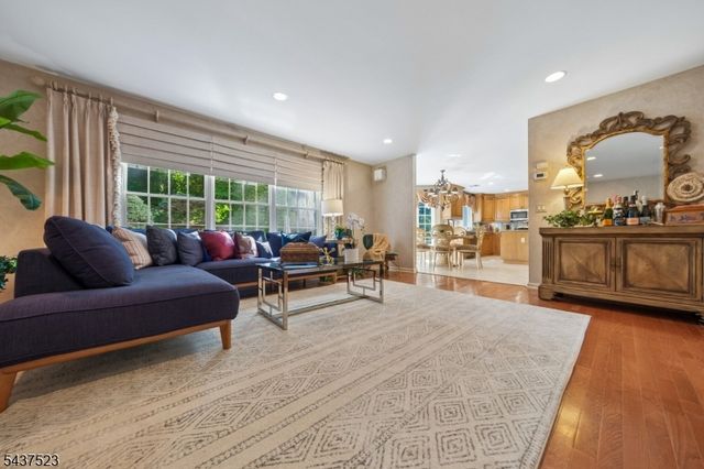 22 Trails End Ct, Westfield Town, NJ 07090