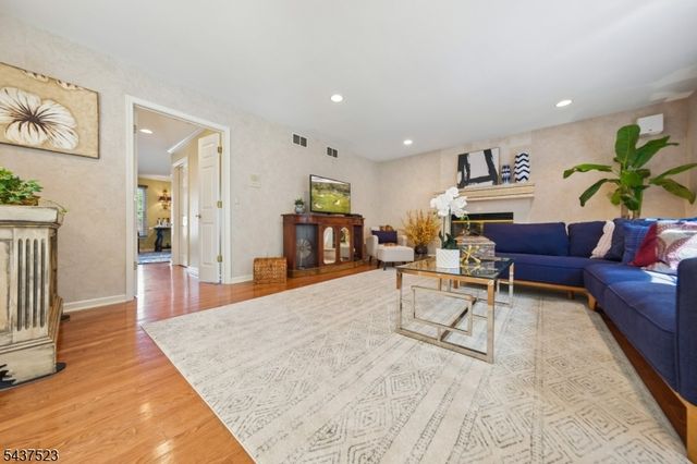 22 Trails End Ct, Westfield Town, NJ 07090