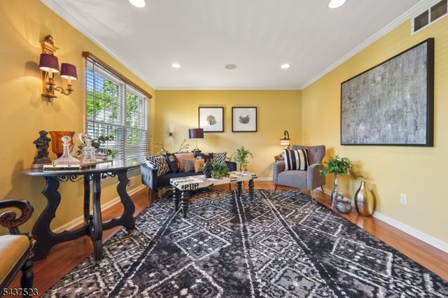 22 Trails End Ct, Westfield Town, NJ 07090