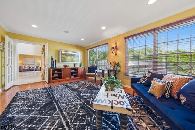 22 Trails End Ct, Westfield Town, NJ 07090