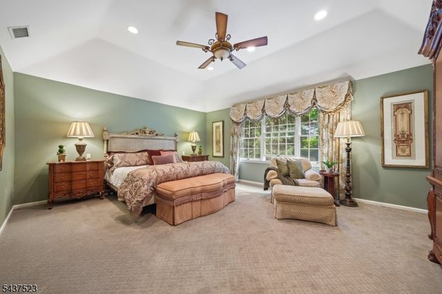 22 Trails End Ct, Westfield Town, NJ 07090