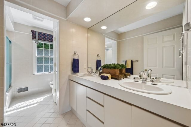 22 Trails End Ct, Westfield Town, NJ 07090