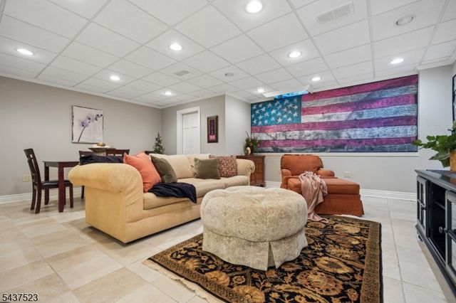 22 Trails End Ct, Westfield Town, NJ 07090