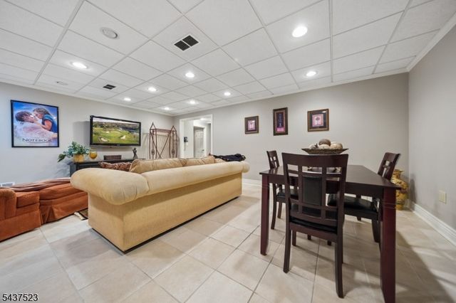 22 Trails End Ct, Westfield Town, NJ 07090