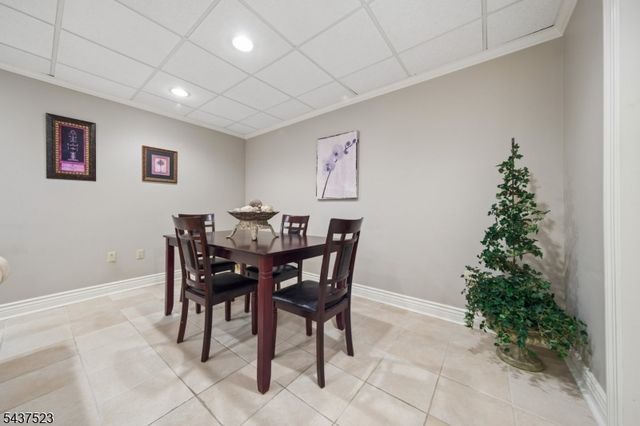 22 Trails End Ct, Westfield Town, NJ 07090
