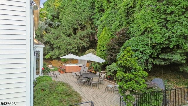 22 Trails End Ct, Westfield Town, NJ 07090