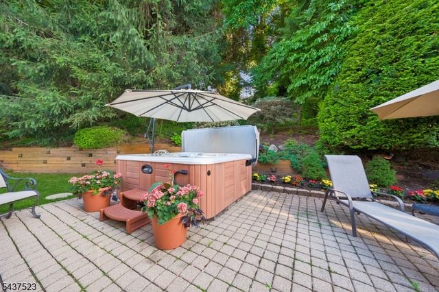 22 Trails End Ct, Westfield Town, NJ 07090