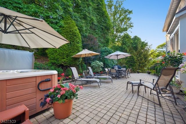 22 Trails End Ct, Westfield Town, NJ 07090