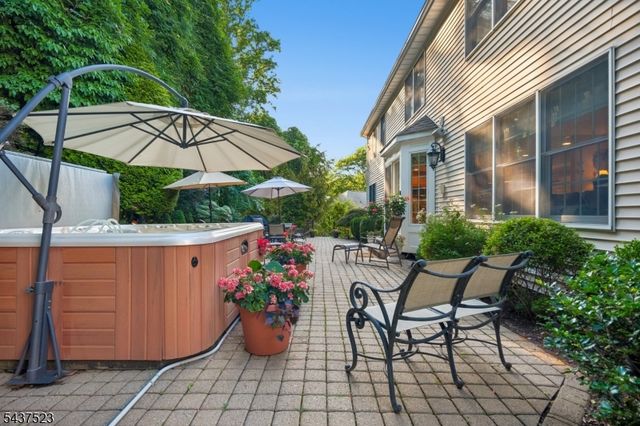 22 Trails End Ct, Westfield Town, NJ 07090