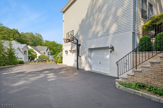 22 Trails End Ct, Westfield Town, NJ 07090