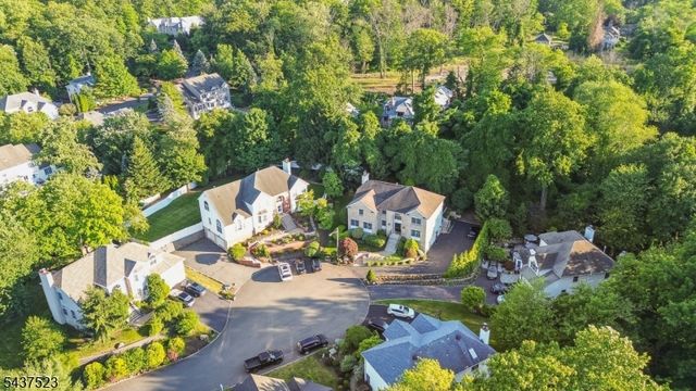 22 Trails End Ct, Westfield Town, NJ 07090