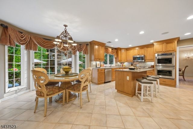 22 Trails End Ct, Westfield Town, NJ 07090
