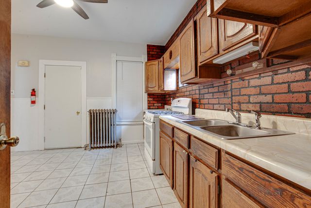 228 S Lincoln Avenue, Waukegan, IL 60085