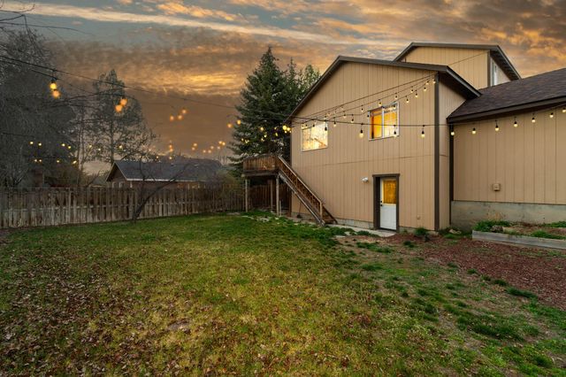 2069 NE Hollow Tree Lane, Bend, OR 97701