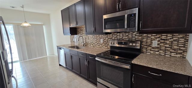 41 Greentree Court, Shirley, NY 11967