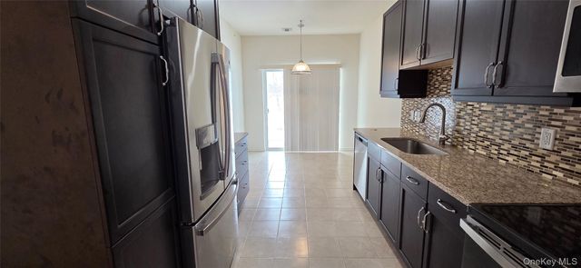 41 Greentree Court, Shirley, NY 11967