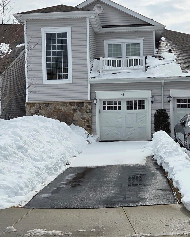 41 Greentree Court, Shirley, NY 11967