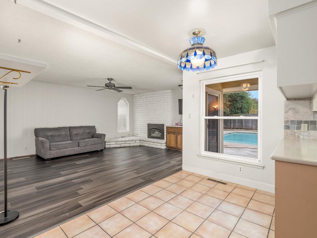 Image 11 of property listing at 525 E Vartikian Avenue, Fresno, CA 93710