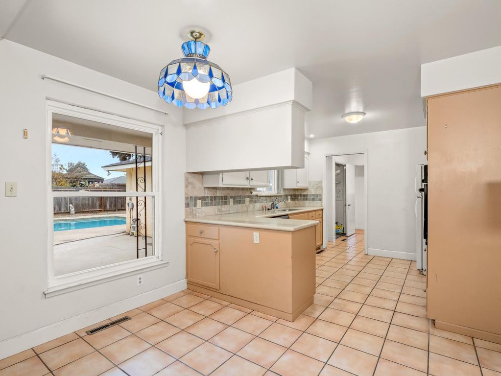 Image 15 of property listing at 525 E Vartikian Avenue, Fresno, CA 93710