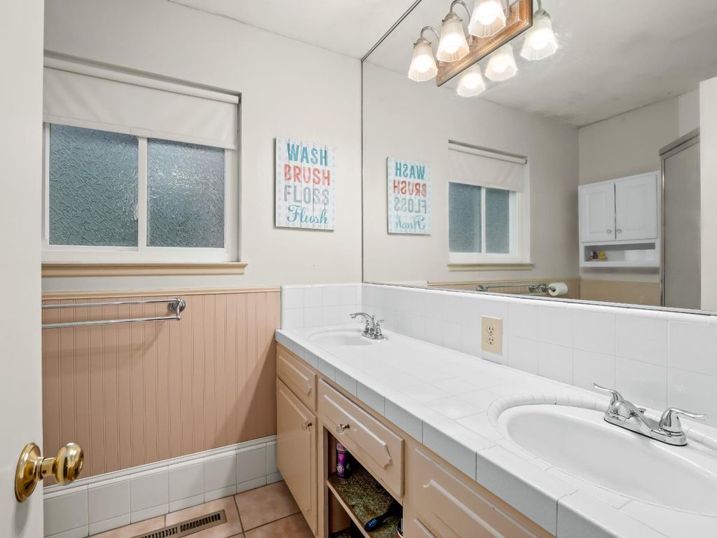 Image 27 of property listing at 525 E Vartikian Avenue, Fresno, CA 93710