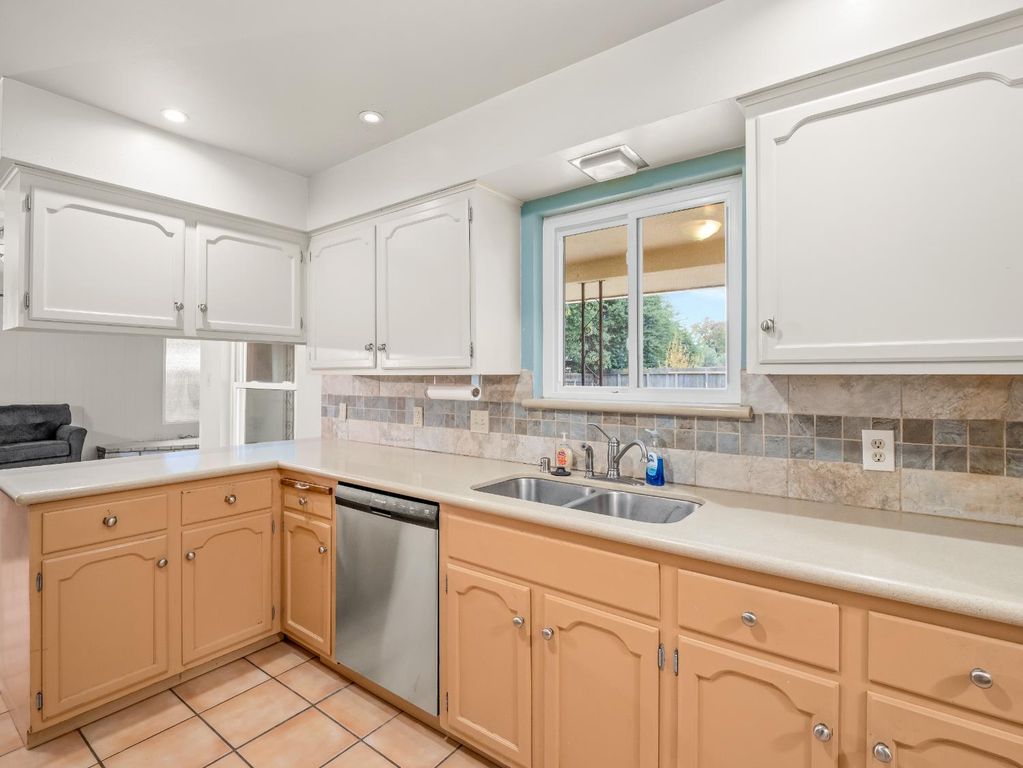 Image 3 of property listing at 525 E Vartikian Avenue, Fresno, CA 93710