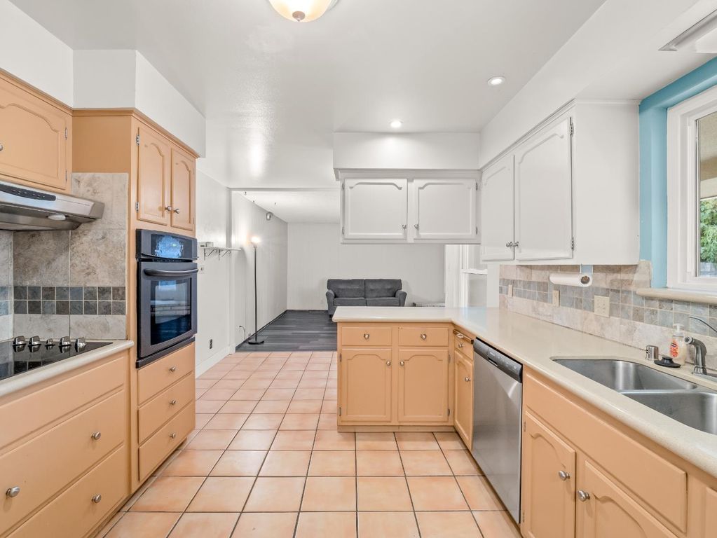 Image 4 of property listing at 525 E Vartikian Avenue, Fresno, CA 93710