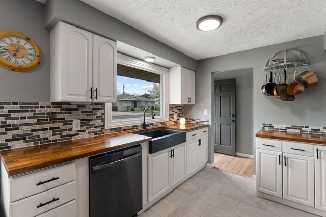 5933 N Moore St, Spokane, WA 99205