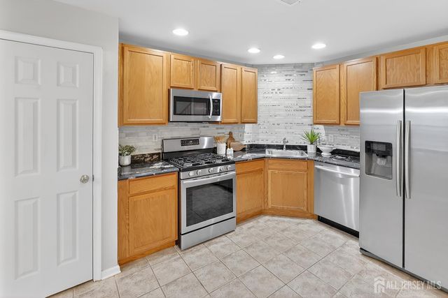 18 Bridgepointe Drive 18, South Amboy, NJ 08879