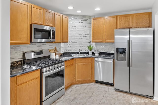 18 Bridgepointe Drive 18, South Amboy, NJ 08879