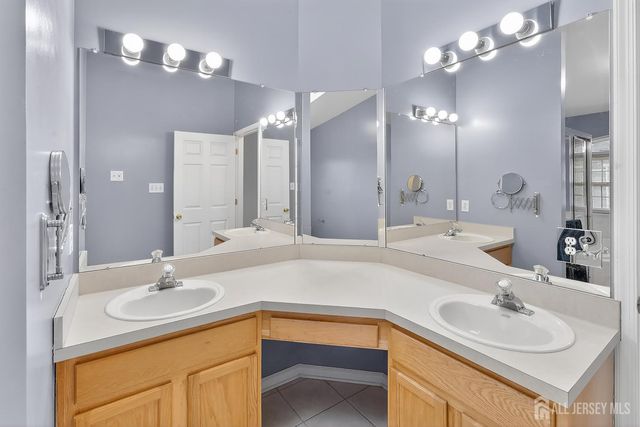 18 Bridgepointe Drive 18, South Amboy, NJ 08879