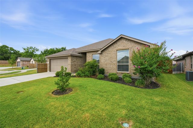 217 Angelina Court, Azle, TX 76020