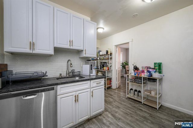 25 Comfort Place, Clifton, NJ 07011