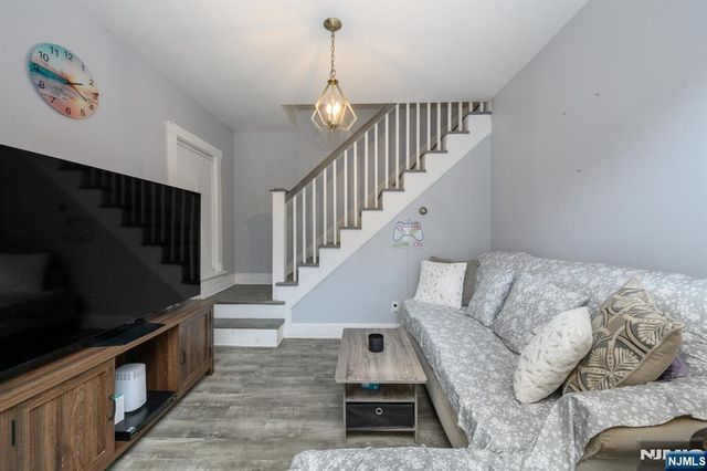 25 Comfort Place, Clifton, NJ 07011