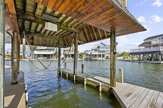 1326 Hawaii Drive, Tiki Island, TX 77554