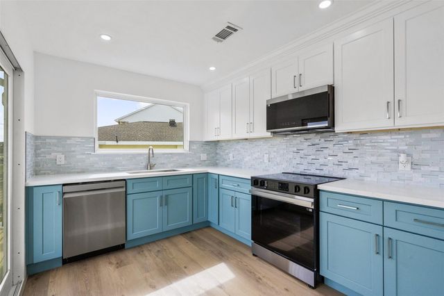 1326 Hawaii Drive, Tiki Island, TX 77554