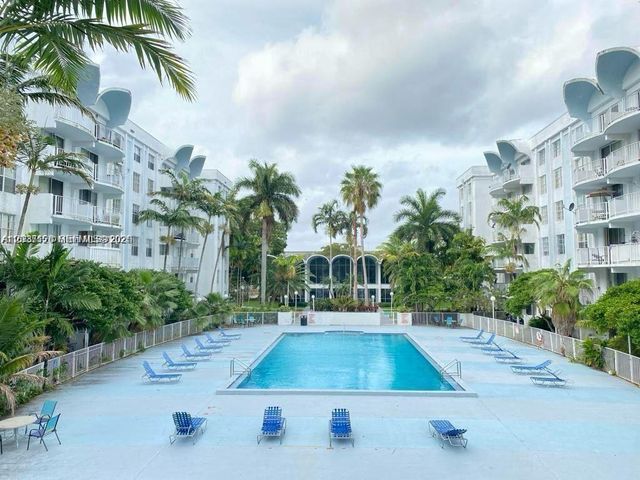 486 NW 165th St Rd B-606, Miami, FL 33169