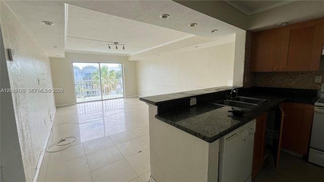 486 NW 165th St Rd B-606, Miami, FL 33169