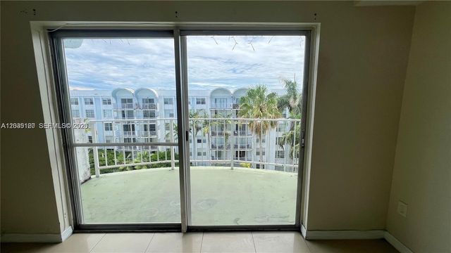 486 NW 165th St Rd B-606, Miami, FL 33169