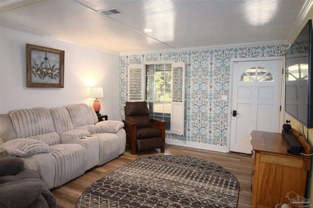 6201 Glendale Dr, Milton, FL 32570