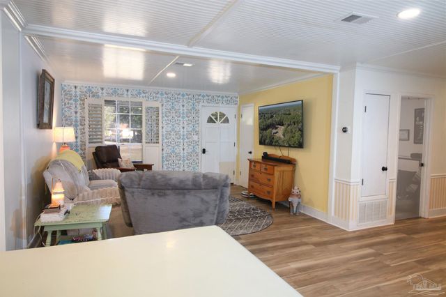 6201 Glendale Dr, Milton, FL 32570