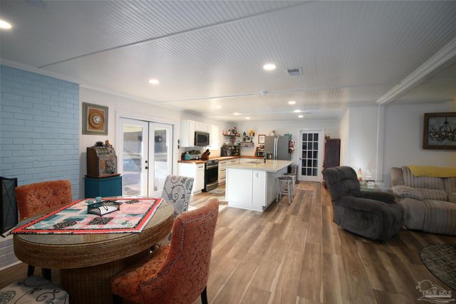 6201 Glendale Dr, Milton, FL 32570